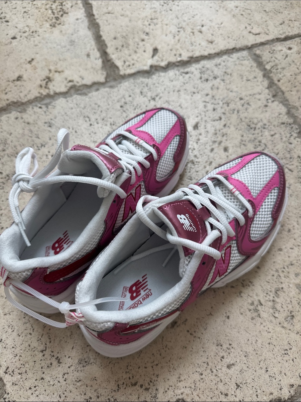 New Balance girl’s White & Pink Athletic Running Shoes
